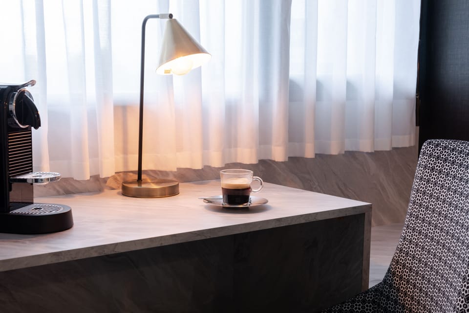 Desk, soundproofing, free WiFi, bed sheets