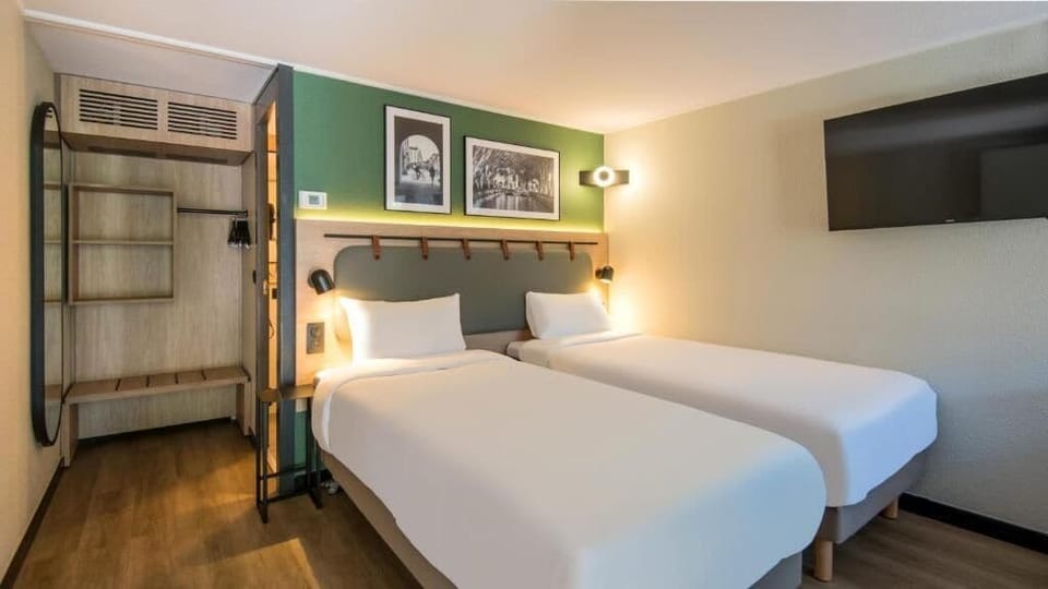Standard Room, 2 Twin Beds | Premium bedding, desk, blackout drapes, iron/ironing board