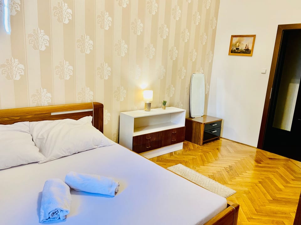 Apartment | 3 bedrooms, free WiFi, bed sheets