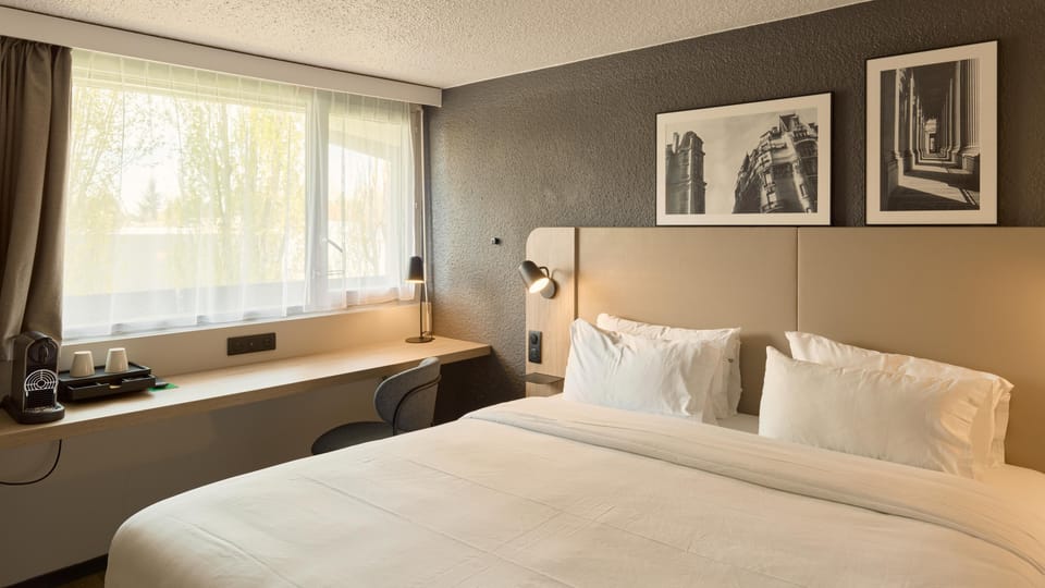 Standard Room, 1 Queen Bed | Desk, laptop workspace, iron/ironing board, free cribs/infant beds