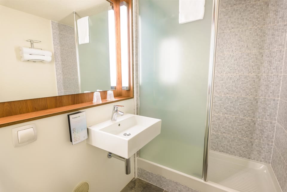 Standard Room, 2 Twin Beds | Bathroom | Eco-friendly toiletries, towels