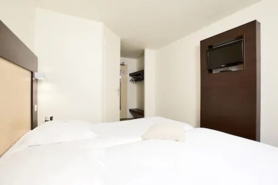 Desk, soundproofing, free WiFi, bed sheets