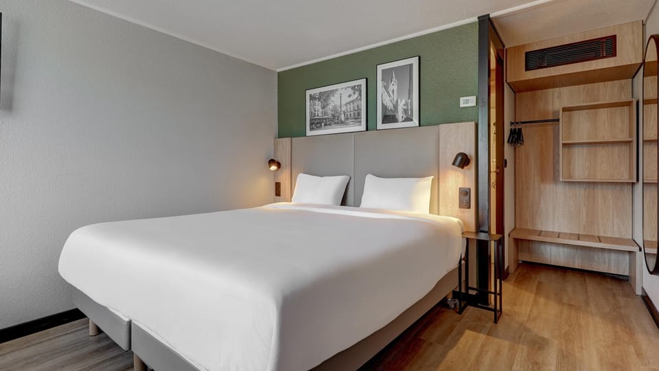 Standard Room, 1 Queen Bed | Premium bedding, desk, blackout drapes, iron/ironing board