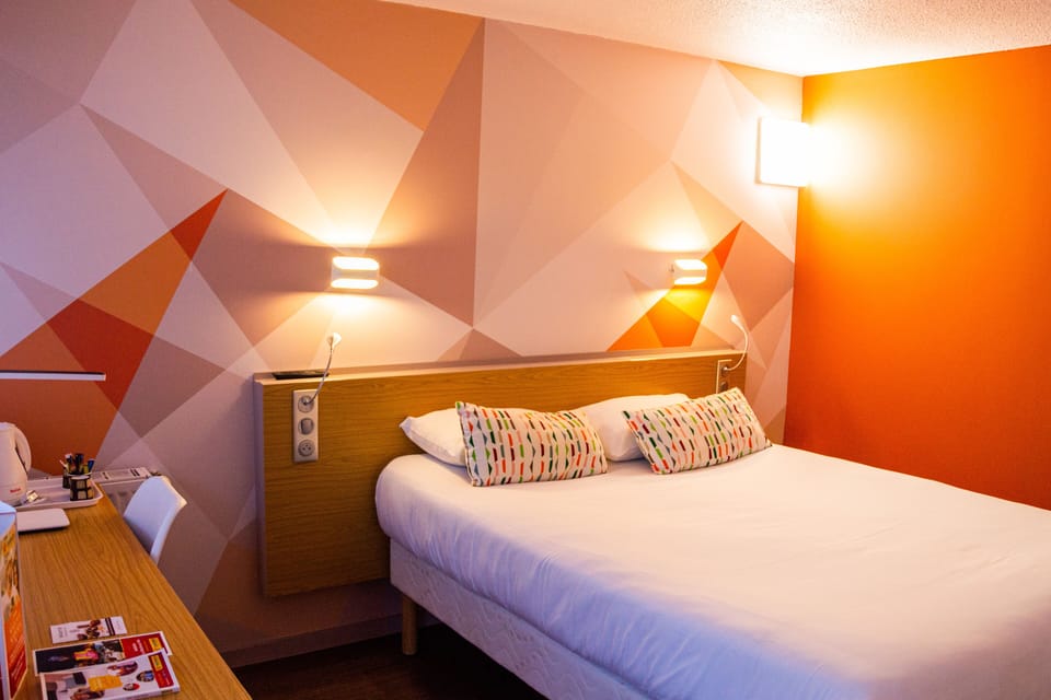 Comfort Double Room, 1 Queen Bed | Premium bedding, desk, soundproofing, free WiFi