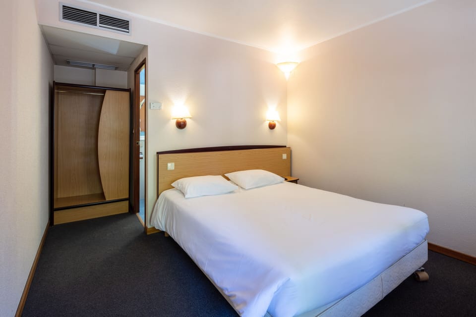 Standard Room, 1 Double Bed | In-room safe, desk, blackout drapes, iron/ironing board