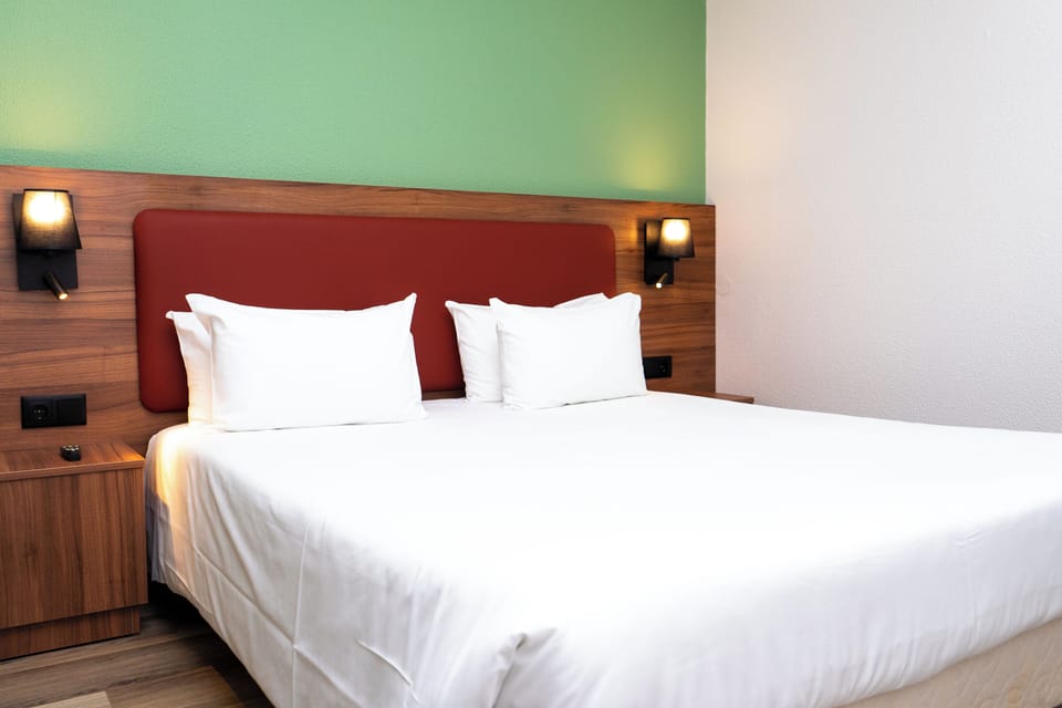 Standard Room, 1 Double Bed | In-room safe, desk, blackout drapes, iron/ironing board