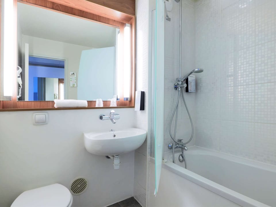 Combined shower/tub, eco-friendly toiletries, hair dryer, towels
