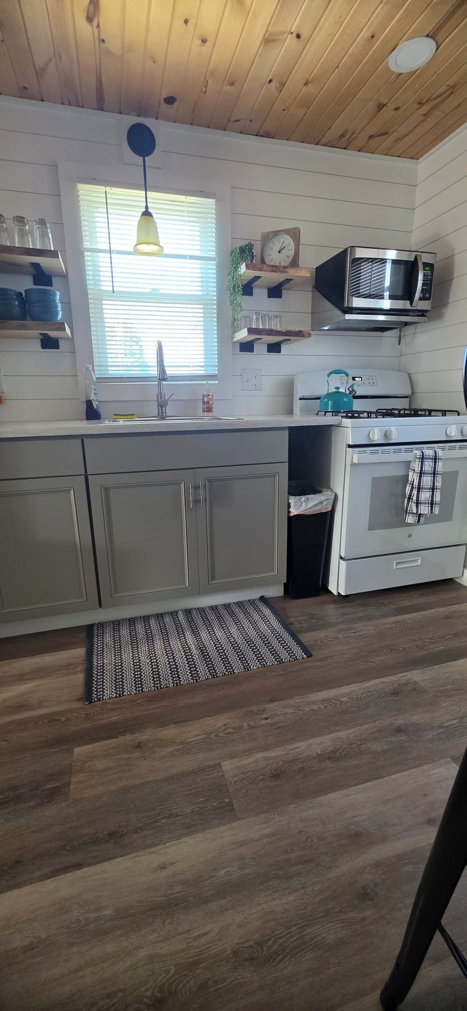 Kitchen full size stove with oven