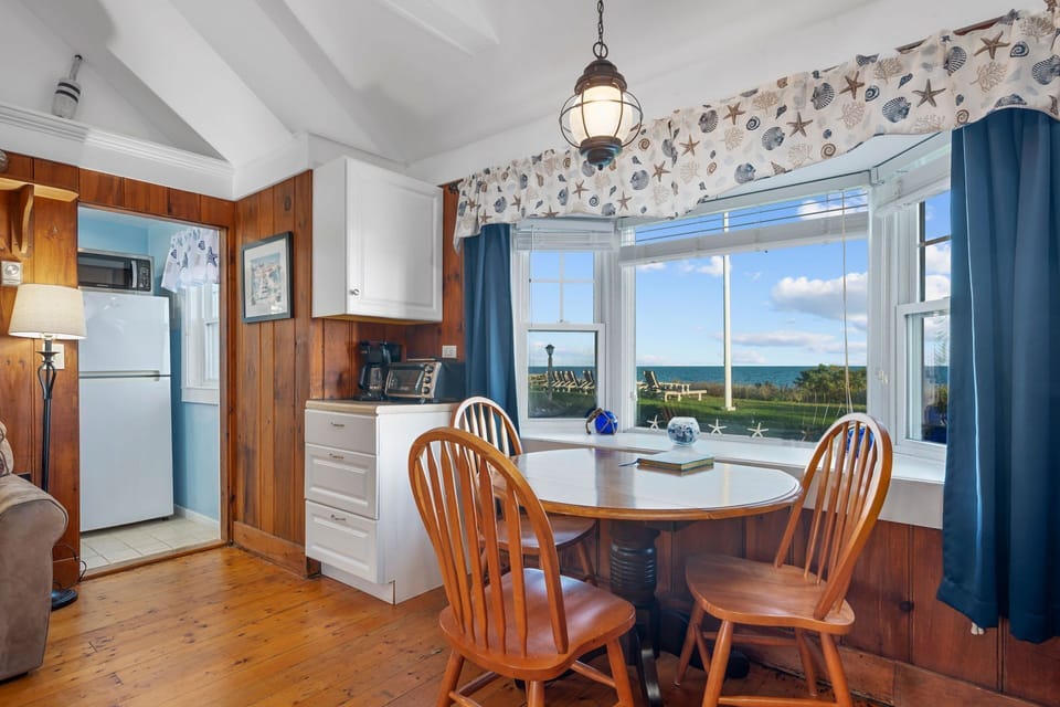 Dining area for 3