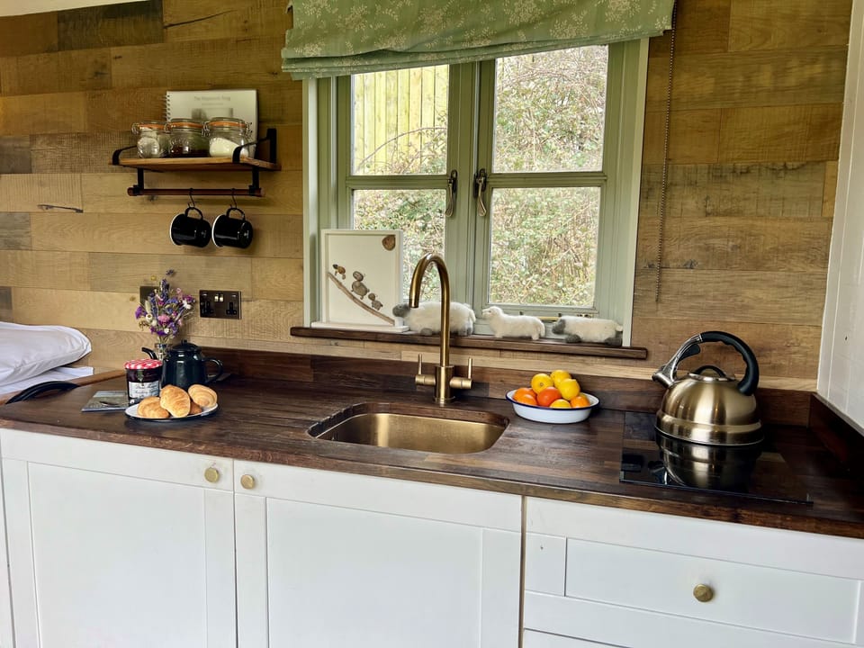 The Shepherds Snug, Powerstock: Prepare and cook tasty treats