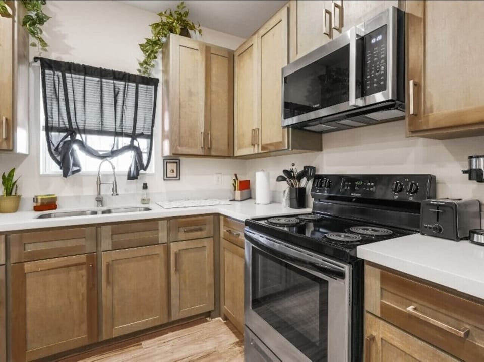 basic kitchen amenities included