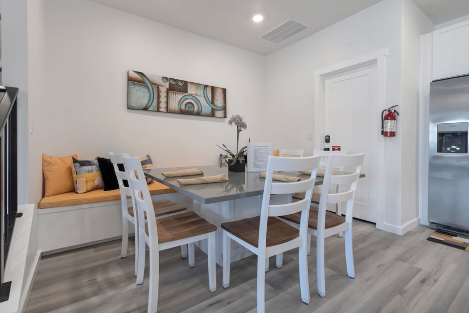 Deluxe Townhome, Kitchen, Desert View | Living area