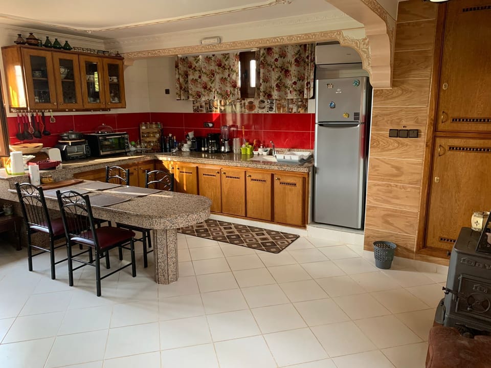 Deluxe Apartment, 2 Bedrooms, Garden View | Private kitchen | Dining table