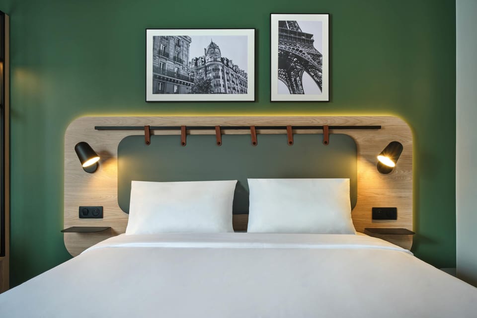 Standard Room, 1 Queen Bed | Premium bedding, desk, blackout drapes, soundproofing