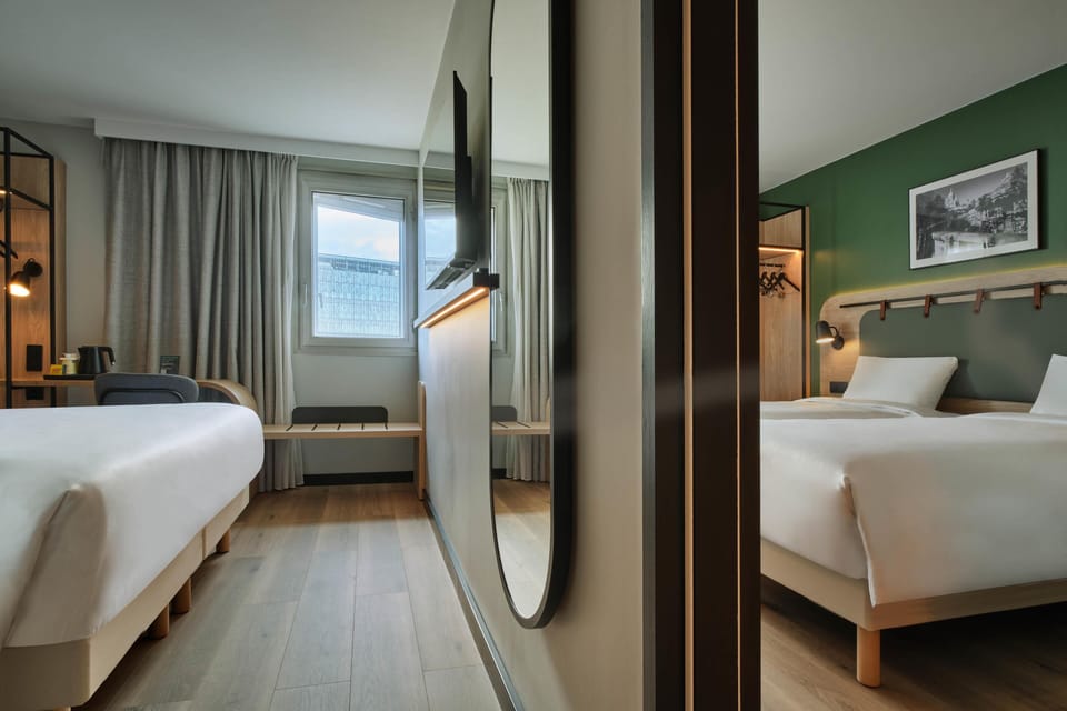 Standard Room, 2 Twin Beds | Premium bedding, desk, laptop workspace, blackout drapes