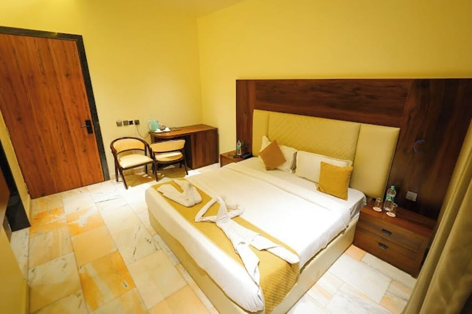 Deluxe Single Room, City View | Laptop workspace, free WiFi