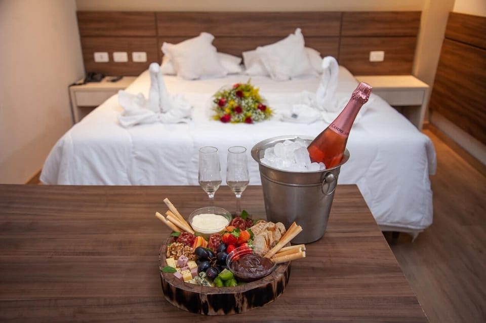 Suite com hidromassagem | Hypo-allergenic bedding, pillowtop beds, minibar, desk