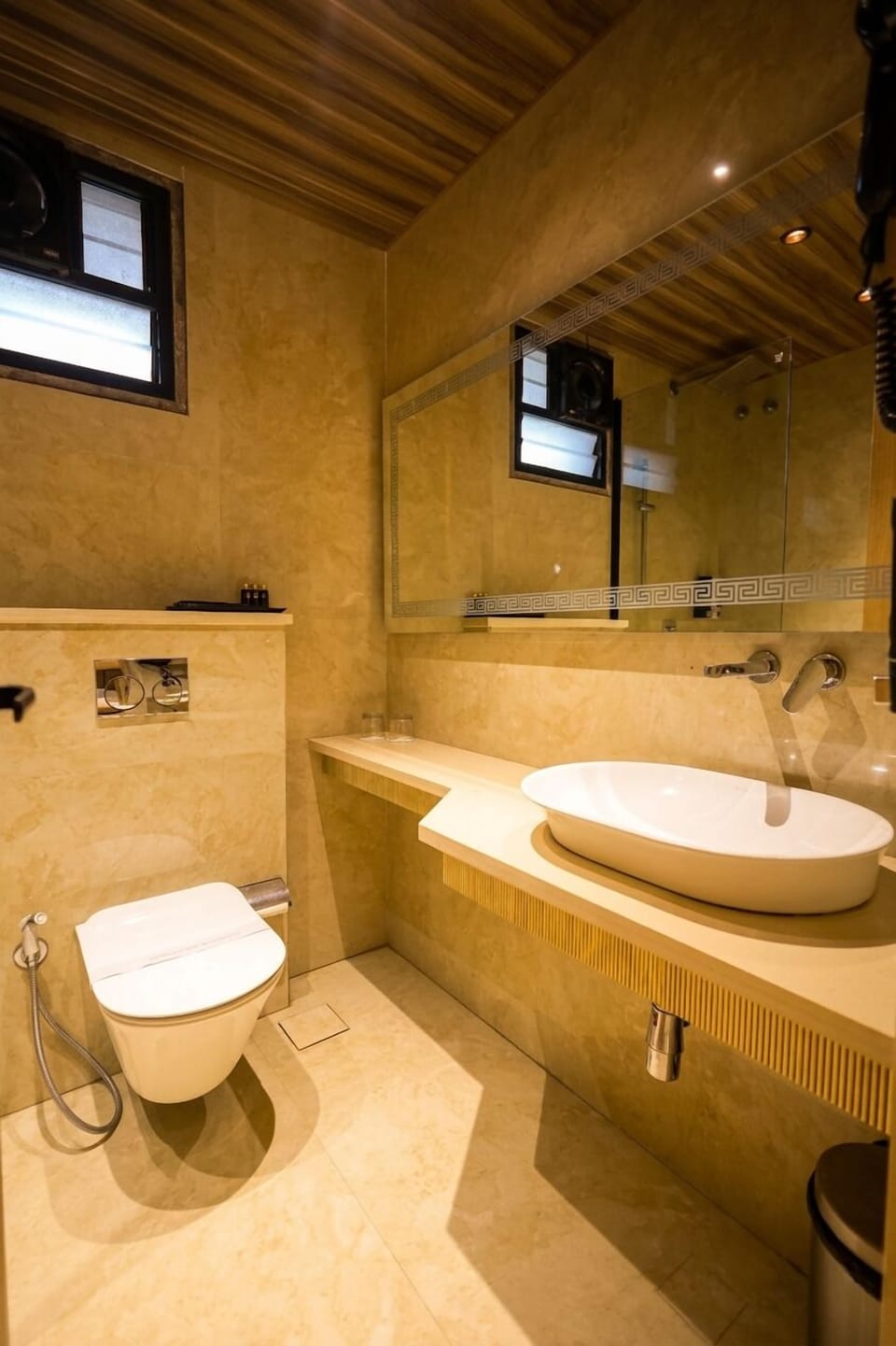 Deluxe Room | Bathroom | Free toiletries, hair dryer, towels, soap