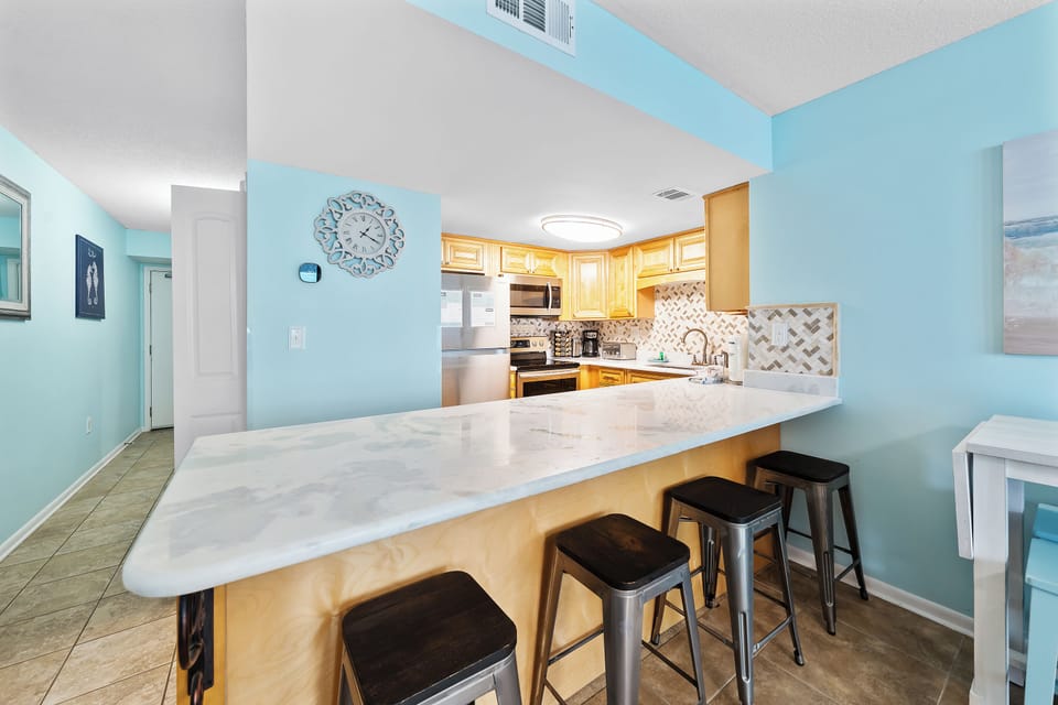 Signature Condo, 2 Bedrooms, Non Smoking, Balcony | In-room dining