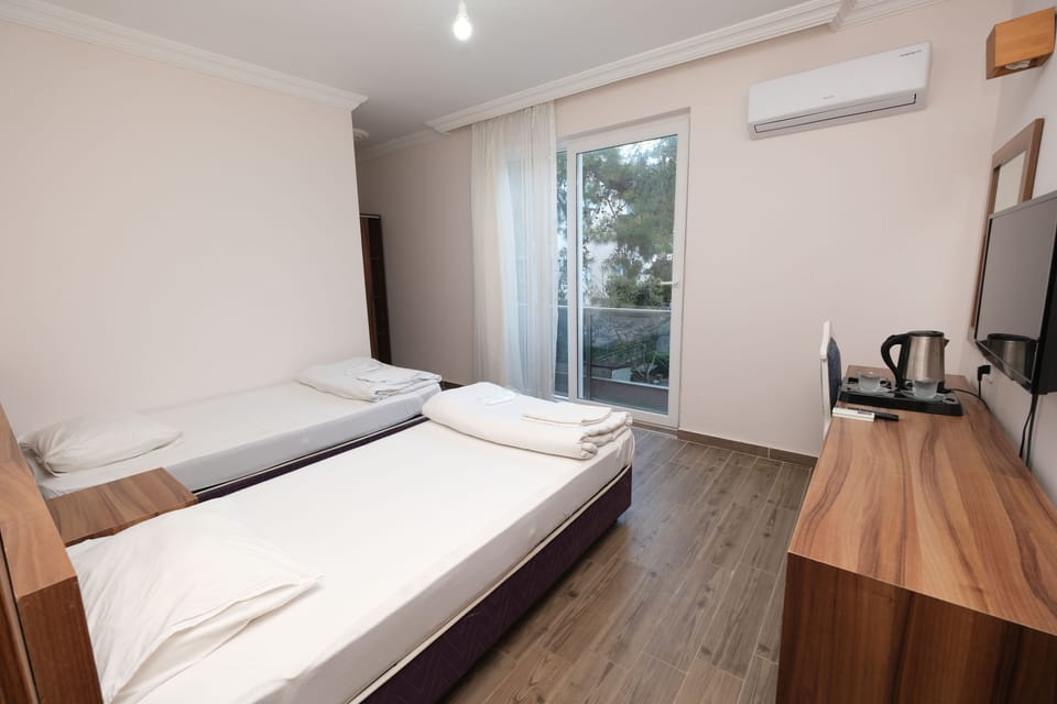 Classic Twin Room, Balcony | Minibar, desk, laptop workspace, soundproofing
