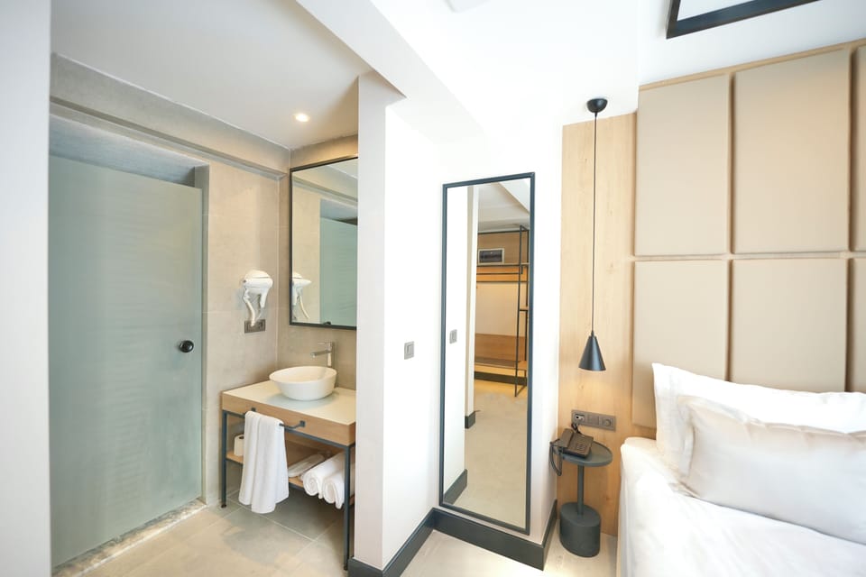 Desk, soundproofing, free WiFi, bed sheets