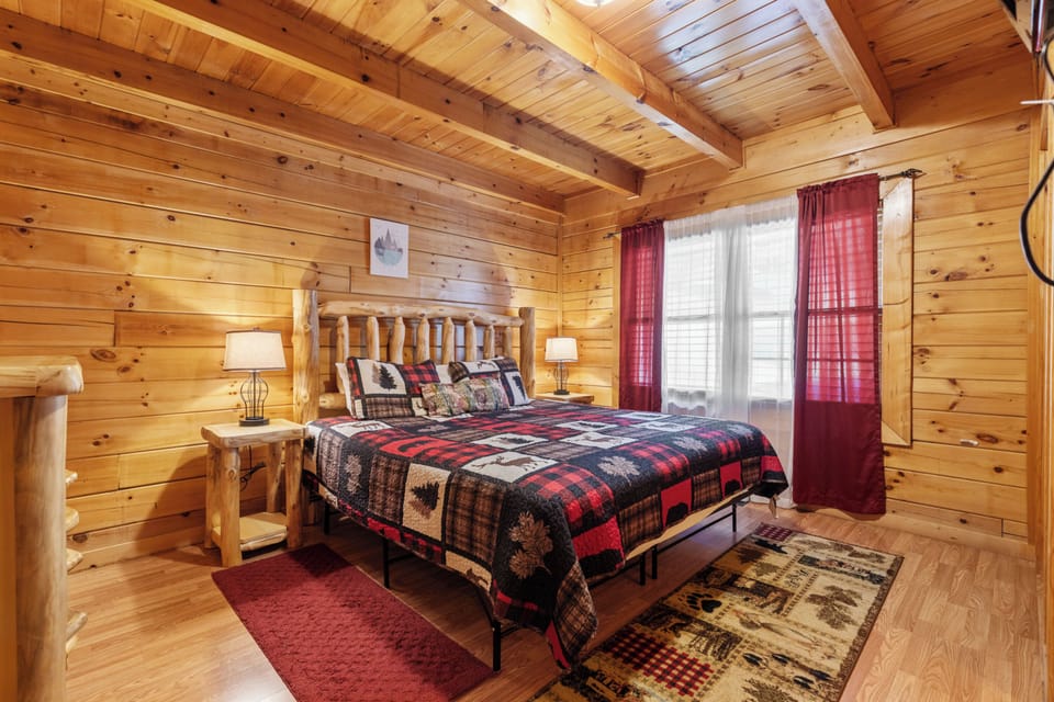 Signature Cabin, 2 Bedrooms, Non Smoking, Hot Tub | Individually decorated, individually furnished, free WiFi, bed sheets
