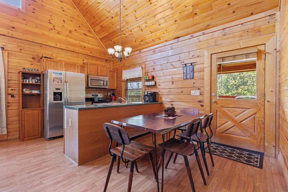Signature Cabin, 2 Bedrooms, Non Smoking, Hot Tub | In-room dining