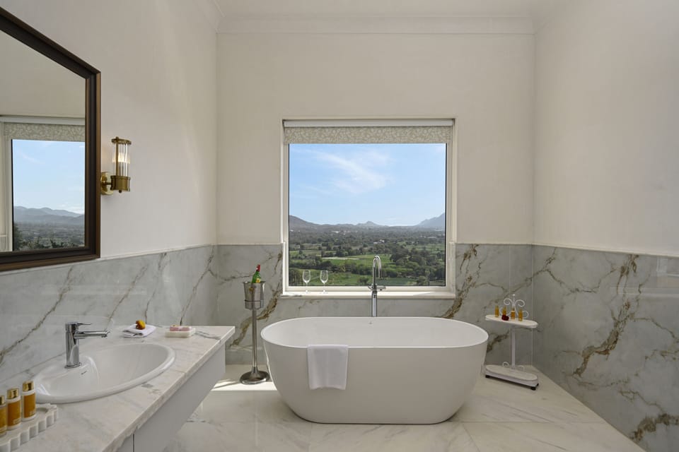 Suite, Balcony, Hill View | Bathroom