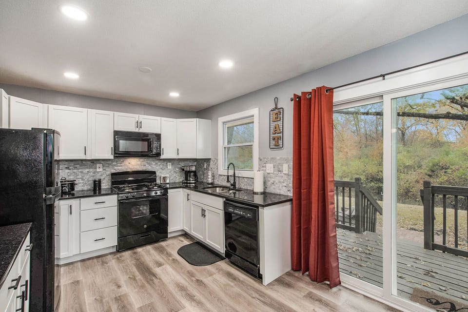Fully equipped kitchen with outdoor eating area - backs up to open space!