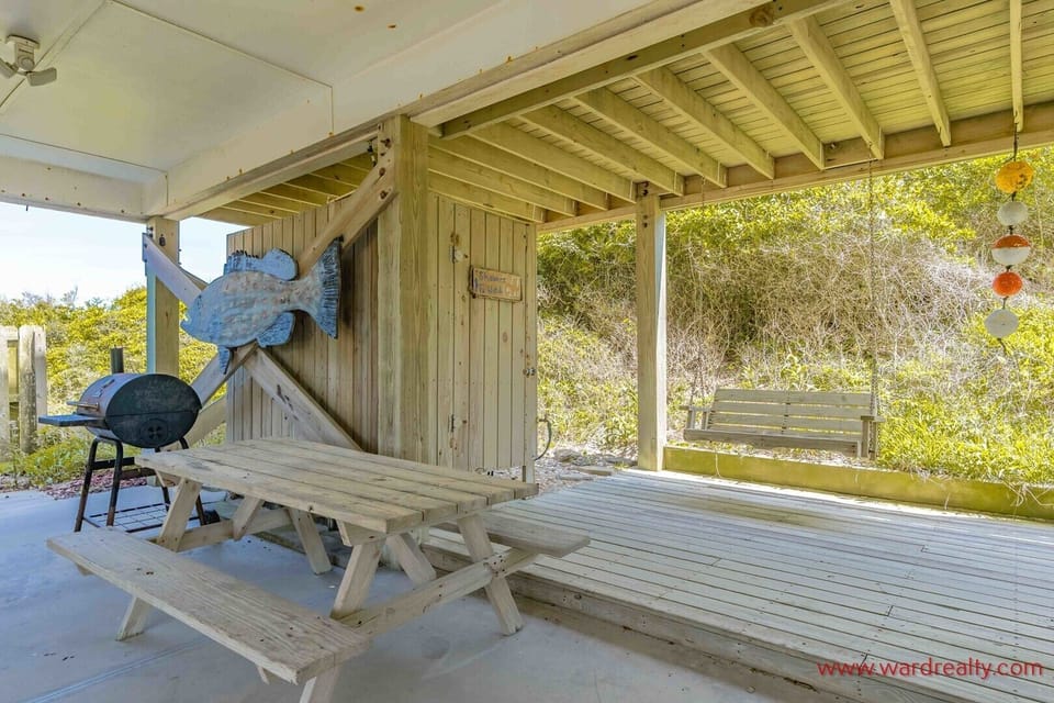 Ground Level with Picnic Table/Swing/ H&C Shower