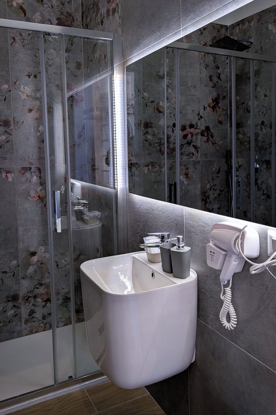 Deluxe Room, Sea View | Bathroom | Shower, hair dryer, bidet, towels