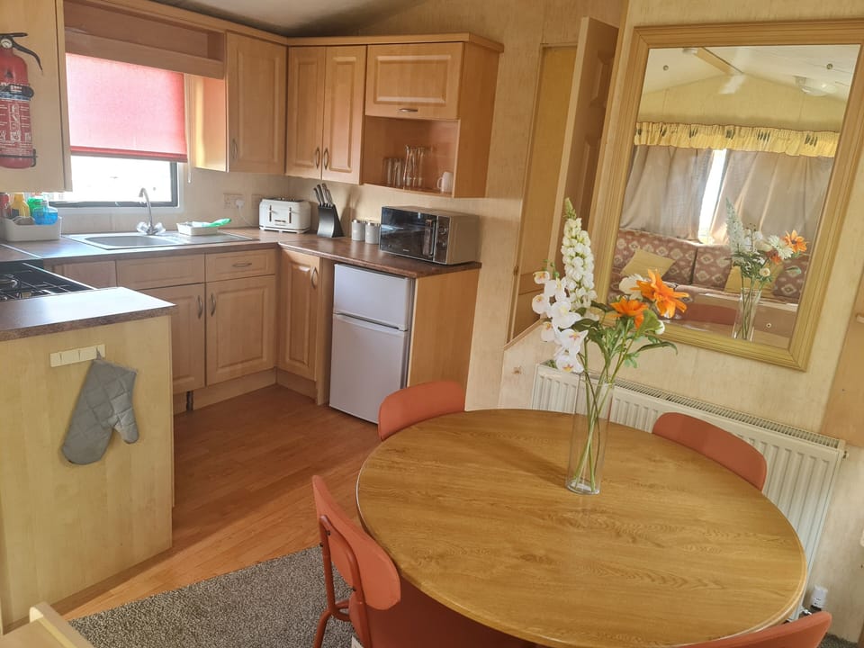 Comfort Bungalow, Patio, Courtyard View | Private kitchenette | Mini-fridge, microwave, oven, stovetop