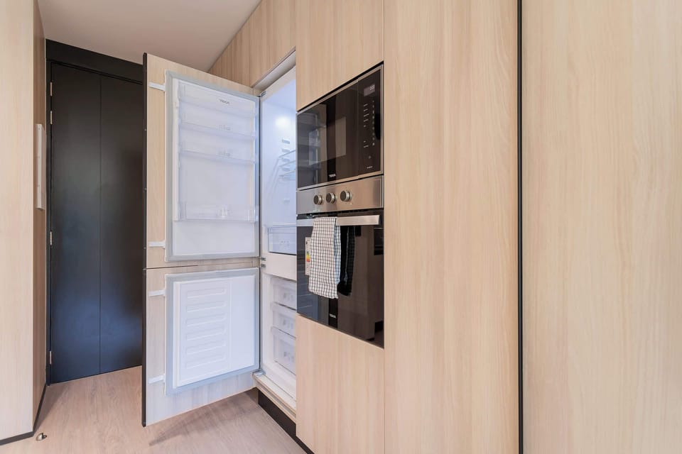 Experience a sleek and modern kitchen equipped with top-notch appliances, perfect for your culinary adventures!