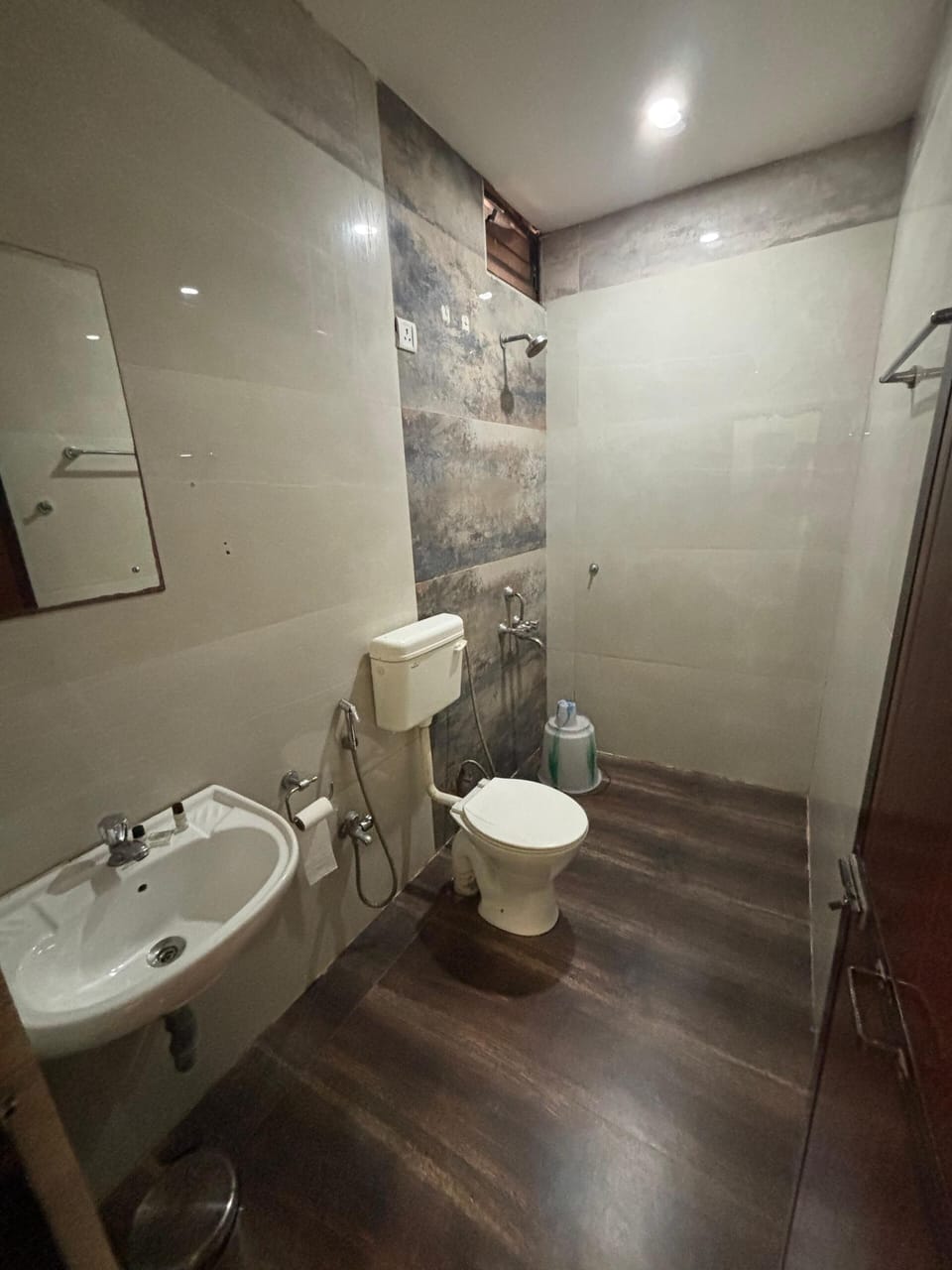 Superior Room | Bathroom | Shower, towels, soap, shampoo