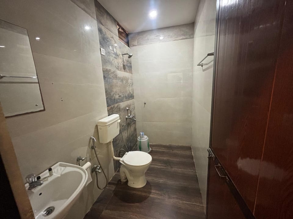 Superior Room | Bathroom | Shower, towels, soap, shampoo