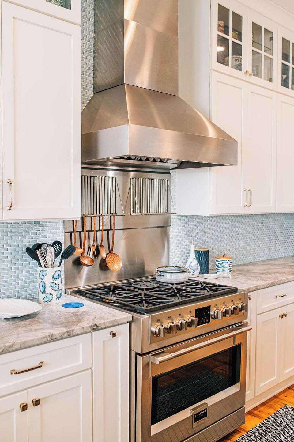 A chef's dream! High end stove and hood make whipping up those gourmet meals (or heating a can of Campbell's soup, no judgment) a joy.