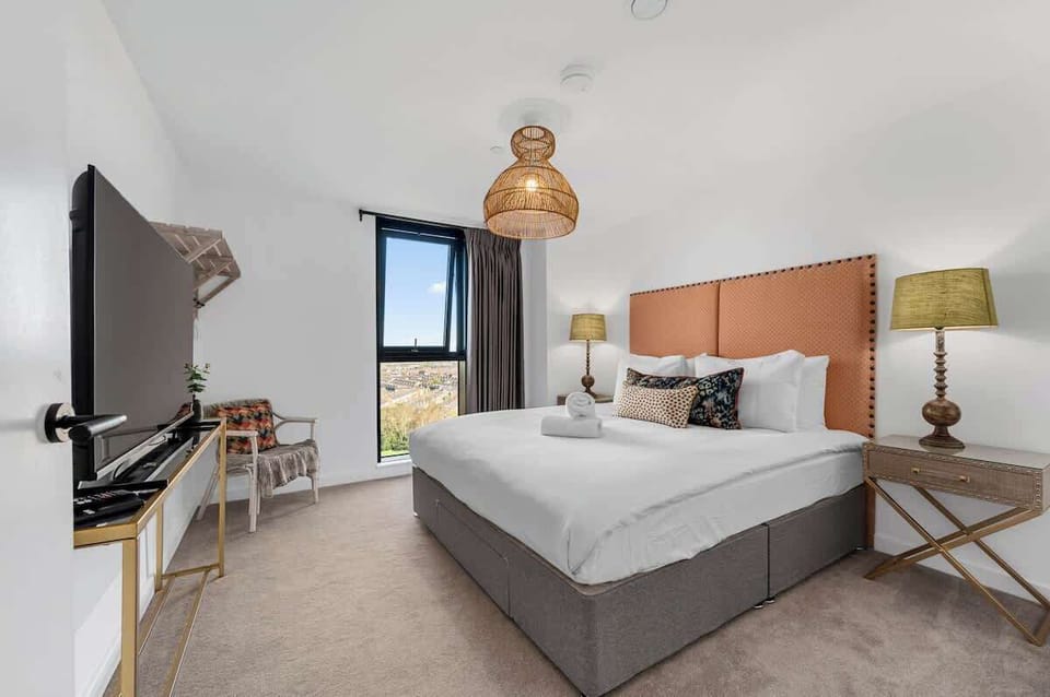 Get a great night's sleep in the stylish and cosy bedroom with fresh linen and quality bedding provided