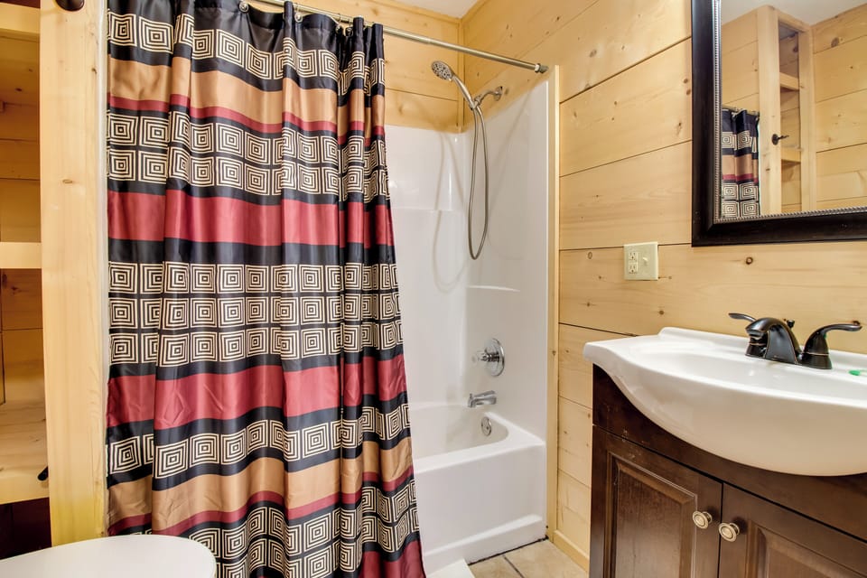 Cabin Getaway in Mountain View w/ Porch + Grill Cottage in Arkansas