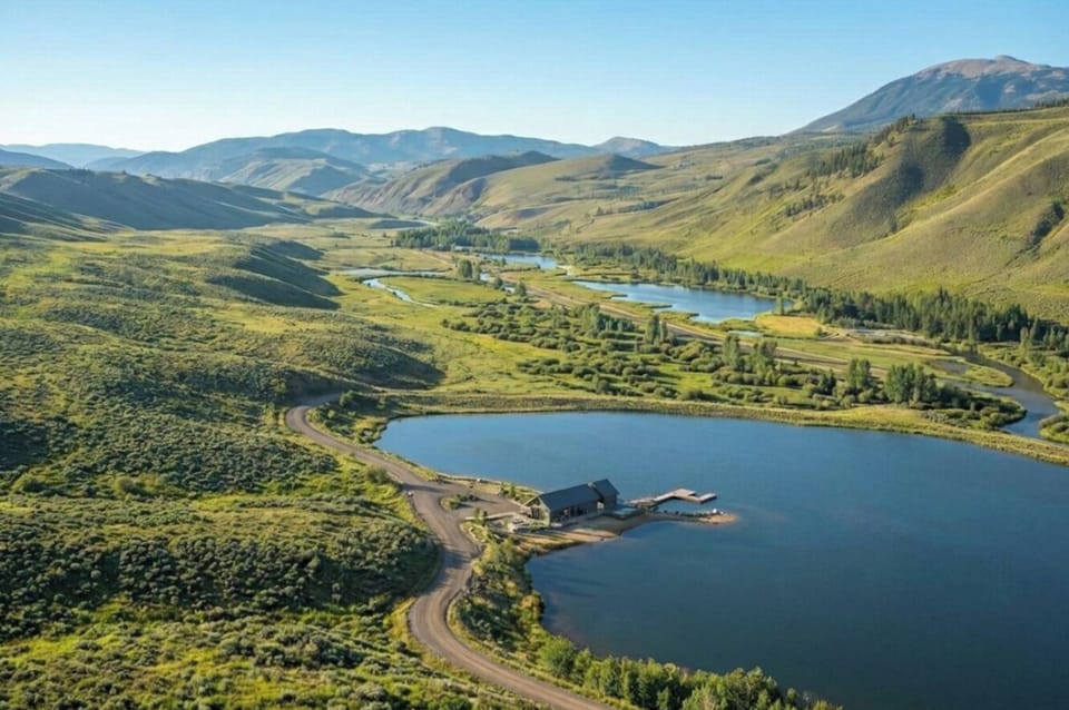 Lake Everest — A 20-acre spring-fed centerpiece with beach access, fire pits, hot tubs, and views that feel almost unreal. 🌊🏔️