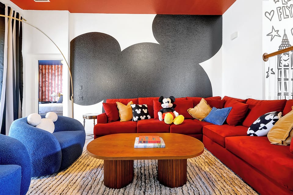 🛋️ Open-concept living room, sectional, smart TV. Seats the whole group.