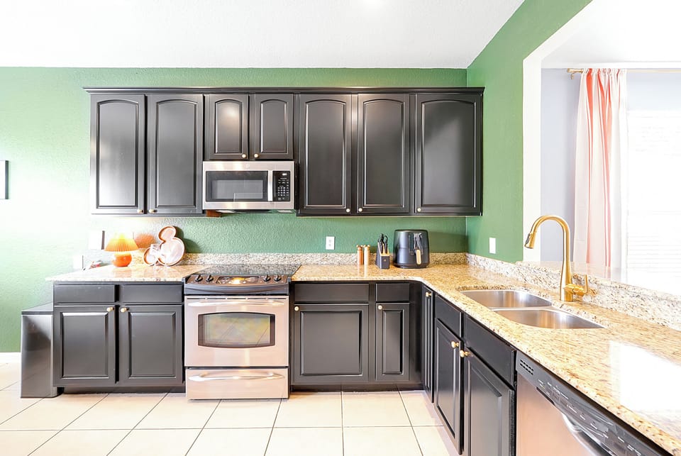 🍳 Fully equipped kitchen with granite counters and modern appliances.