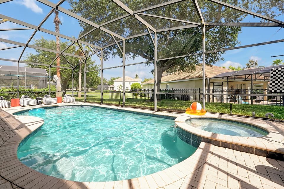 🏊 Private heated pool & spa — always included, no extra fee. 8–16 min from ESPN