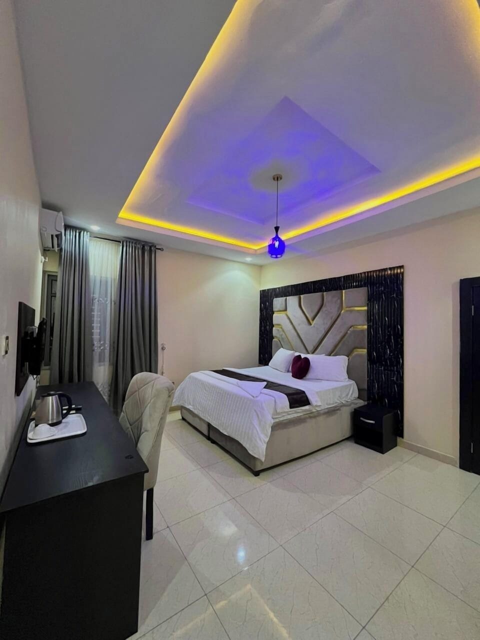 Executive Suite, City View | Desk, laptop workspace, free WiFi, bed sheets