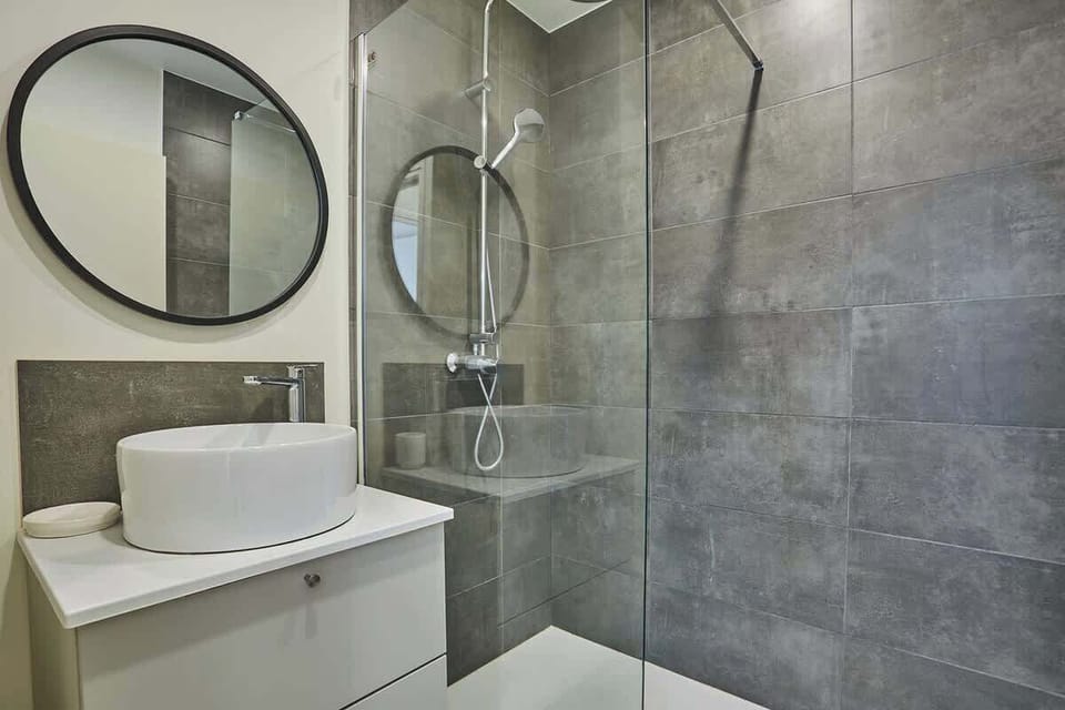 salle de bain avec douche