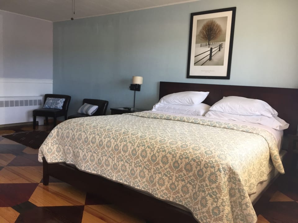 Classic Room, 1 King Bed | Desk, free WiFi, bed sheets