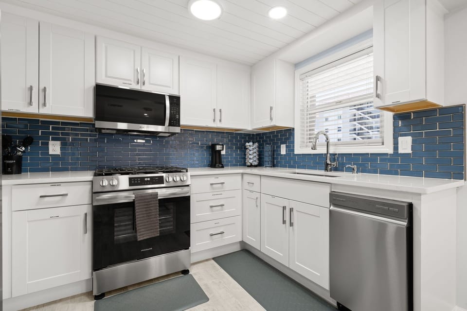 Full kitchen with dishwasher 