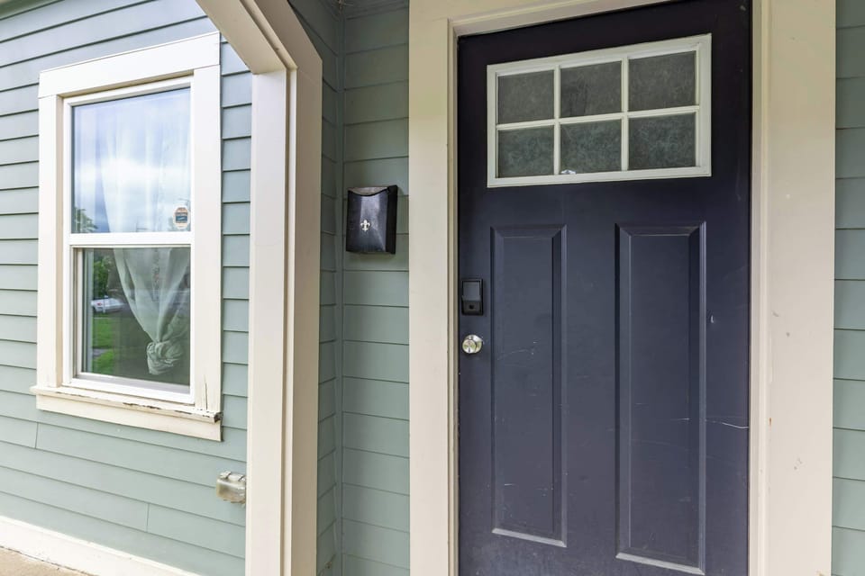 Your private entryway offers an easy, seamless arrival experience 🚪