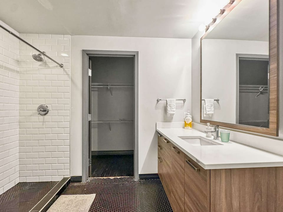 Full Bathroom 1