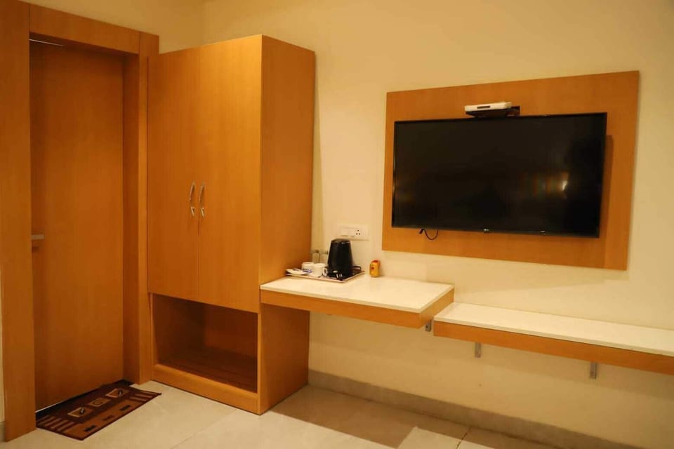 Deluxe Double Room | Desk