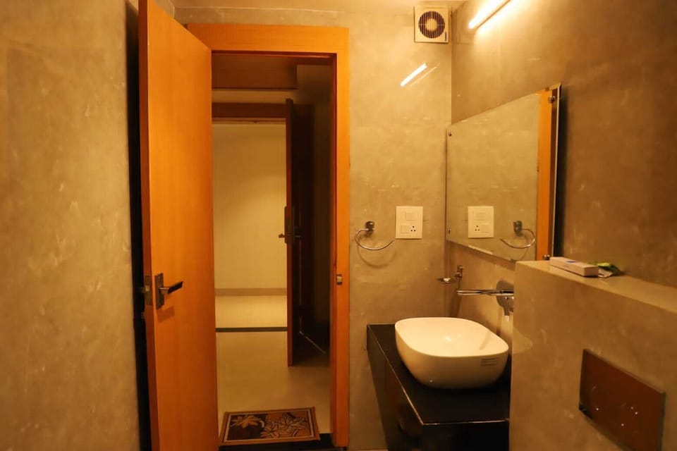Deluxe Double Room | Desk